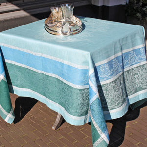 Tafelkleed Vicento kleur turqoise van linnen met klassieke print bij interieurwinkel frederik premier in den haag