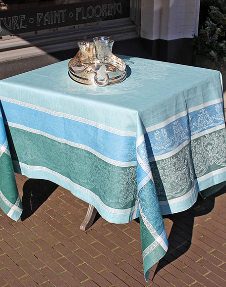 Tafelkleed Vicento kleur turqoise van linnen met klassieke print bij interieurwinkel frederik premier in den haag